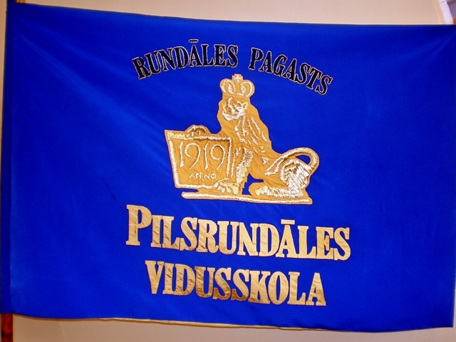 Pilsrundāles vidusskolas karogs