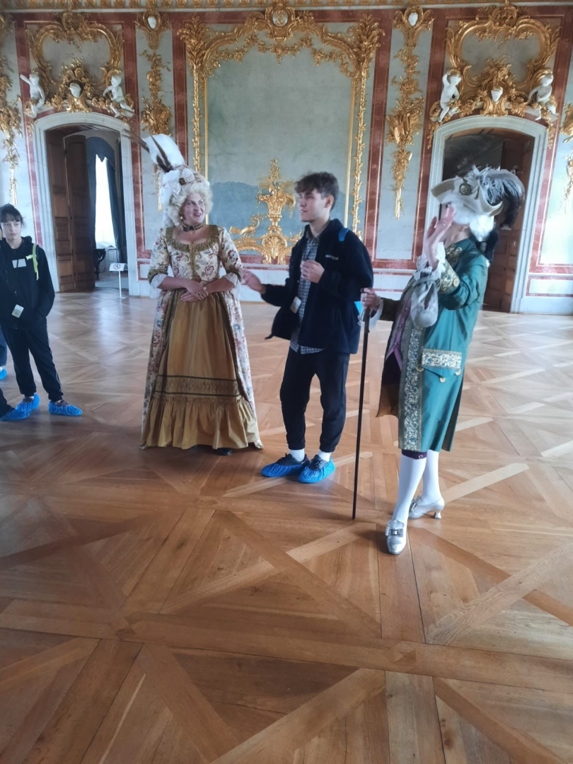 pareiza sasveicināšanās pilī